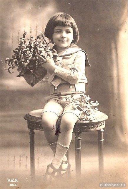 Маленькая девочка с цветами